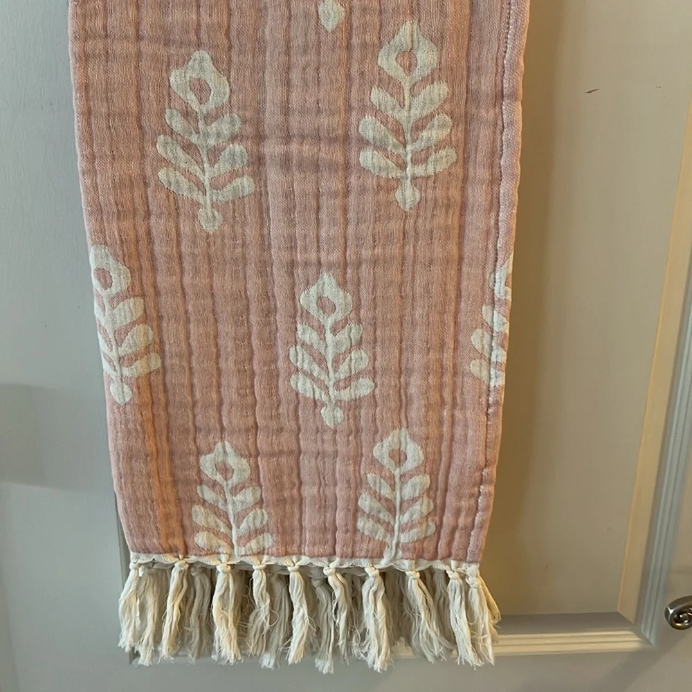 NWT Kirklands
Our Coral Flower Reversible Gauze Throw - Picture 3 of 8